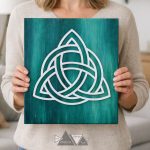 Triquetra hármas kelta csomó szimbólum kézzel festett sötét akril alapon arany plexi betéttel - Időtlen Rezgés fali dekor