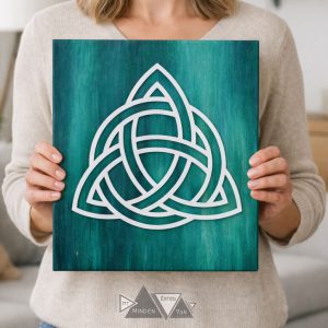 Triquetra hármas kelta csomó szimbólum kézzel festett sötét akril alapon arany plexi betéttel - Időtlen Rezgés fali dekor